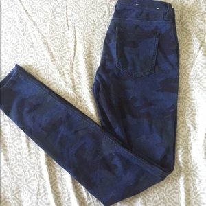 🖤💙✨Trendy/stretchy Uniqlo camo jeggings✨💙🖤